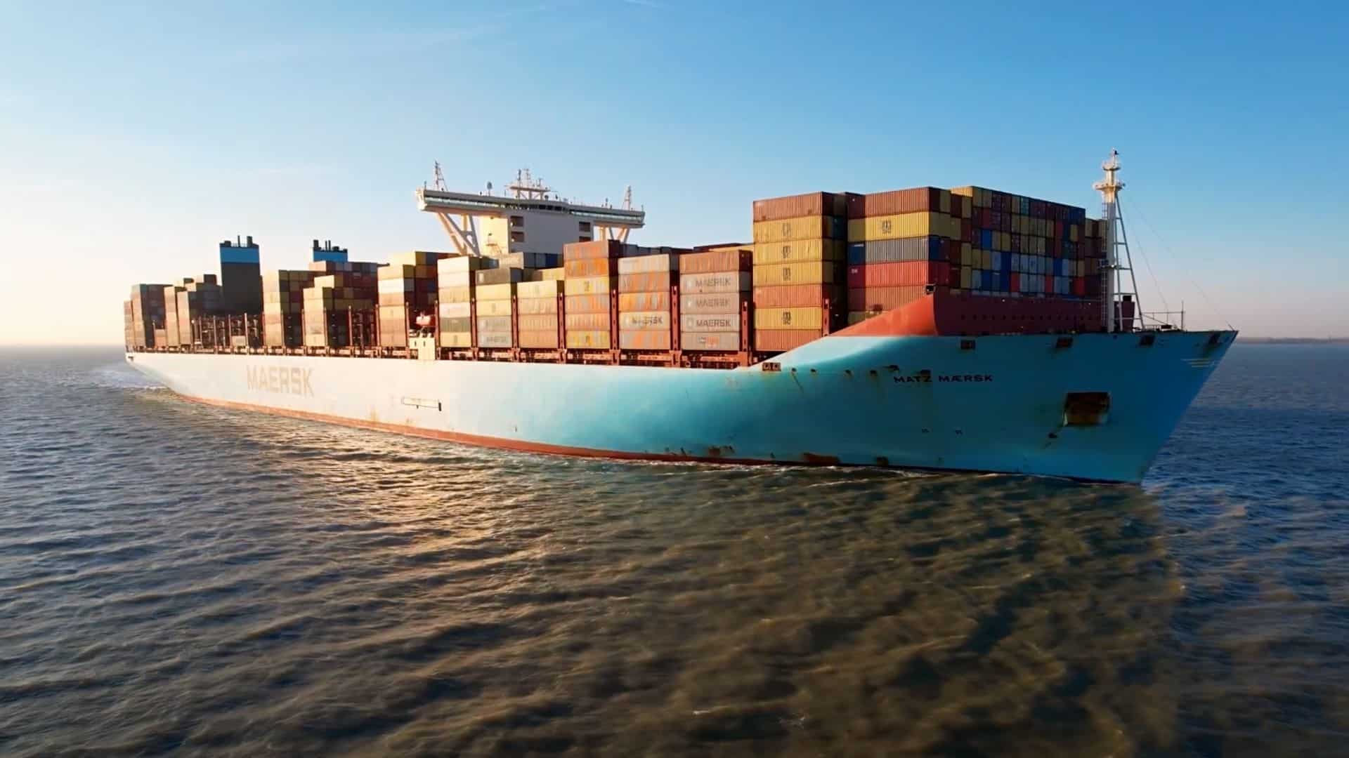 Barco de carga en el mar